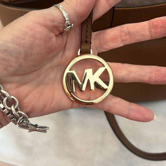 Michael Kors brown leather handbag lots of pockets roomy and adjustable handles - Picture 5 of 16